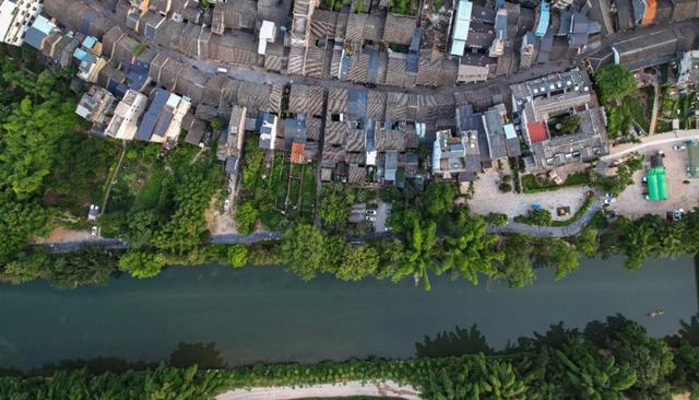 复兴号开到这里，旅客纷纷喊：“哇塞！”