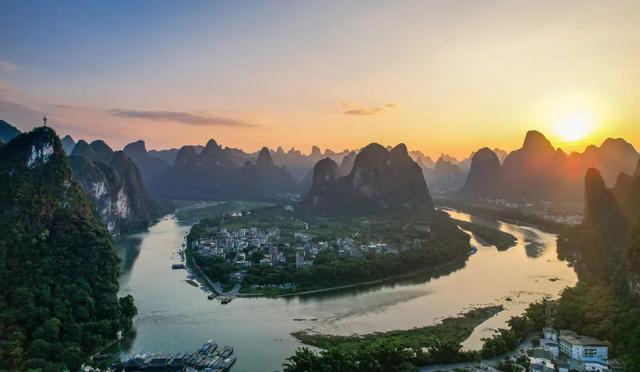 复兴号开到这里，旅客纷纷喊：“哇塞！”