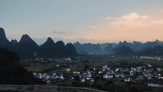 复兴号开到这里，旅客纷纷喊：“哇塞！”