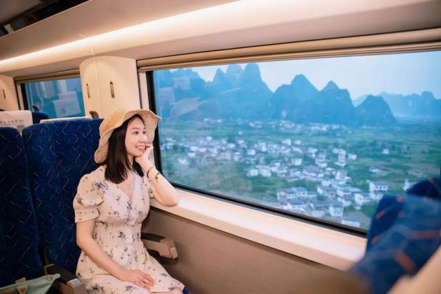 复兴号开到这里，旅客纷纷喊：“哇塞！”