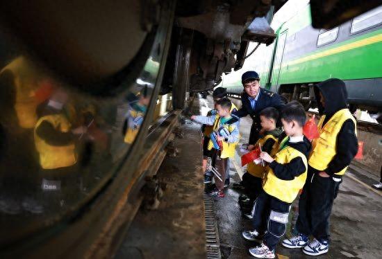 重庆：“萌娃”探访“复兴号” 体验中国高铁科技