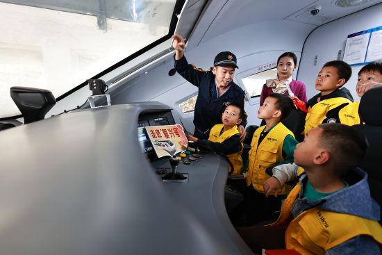 重庆：“萌娃”探访“复兴号” 体验中国高铁科技