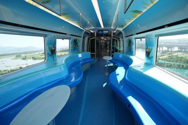 坐着动车喝啤酒、品咖啡，“最潮”动车组上线运营！