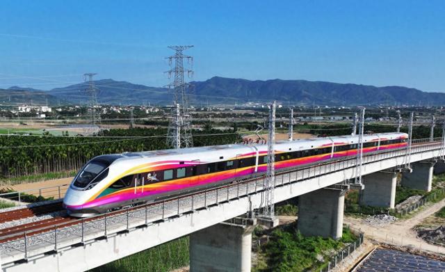 坐着动车喝啤酒、品咖啡，“最潮”动车组上线运营！