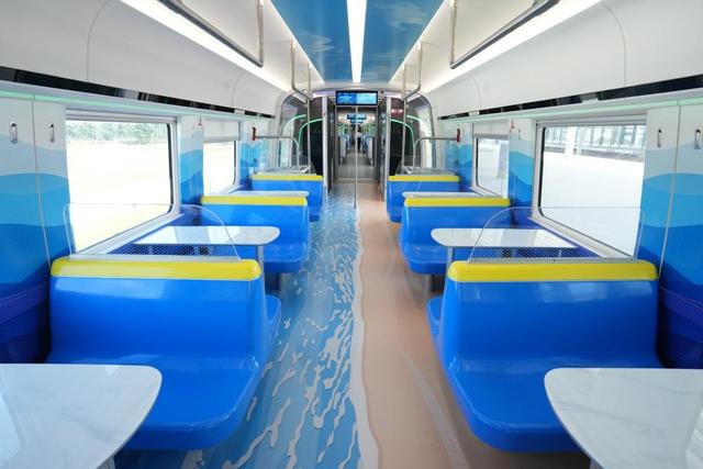 坐着动车喝啤酒、品咖啡，“最潮”动车组上线运营！