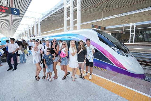 坐着动车喝啤酒、品咖啡，“最潮”动车组上线运营！