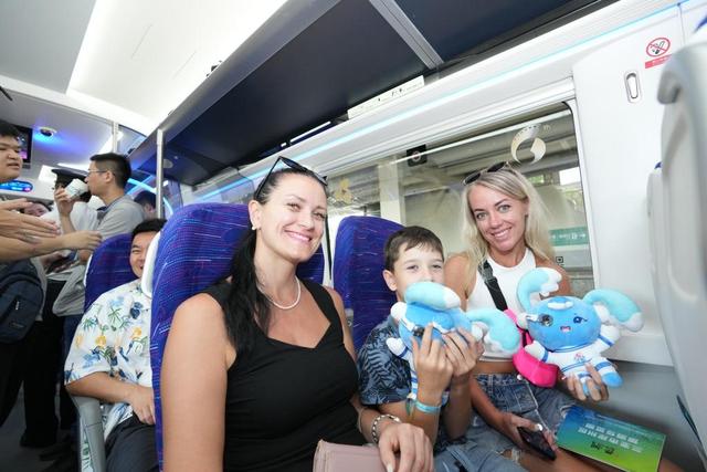 坐着动车喝啤酒、品咖啡，“最潮”动车组上线运营！