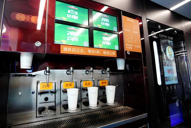 坐着动车喝啤酒、品咖啡，“最潮”动车组上线运营！