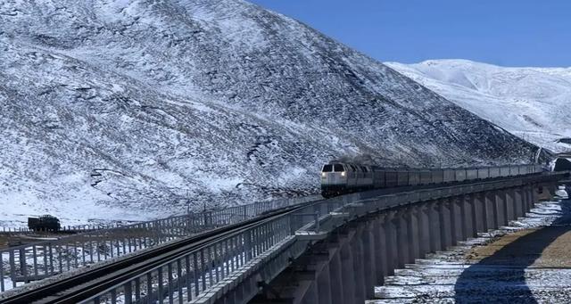 青藏铁路建成至今已18年，为啥不换国产车头，还在用美国车头？