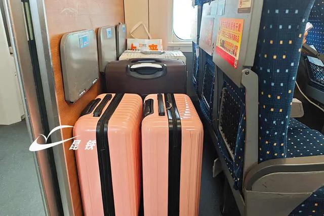 动车这个位置居然能坐小孩？网友吵翻！12306回应