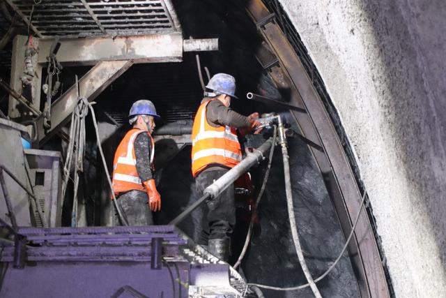 重大突破！银巴铁路贺兰山隧道建设已抵达宁夏界