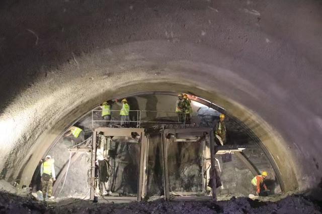 重大突破！银巴铁路贺兰山隧道建设已抵达宁夏界