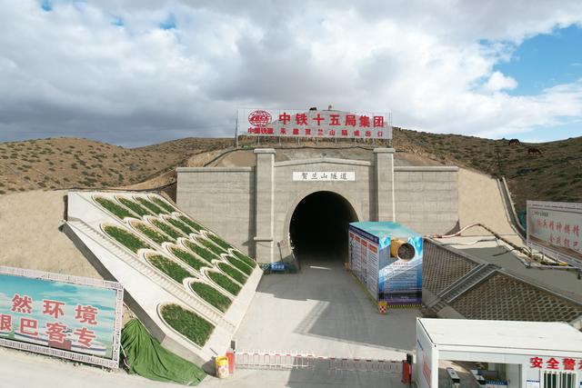 重大突破！银巴铁路贺兰山隧道建设已抵达宁夏界