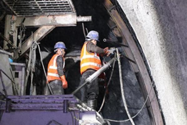 我国首条穿越贺兰山铁路隧道建设顺利推进