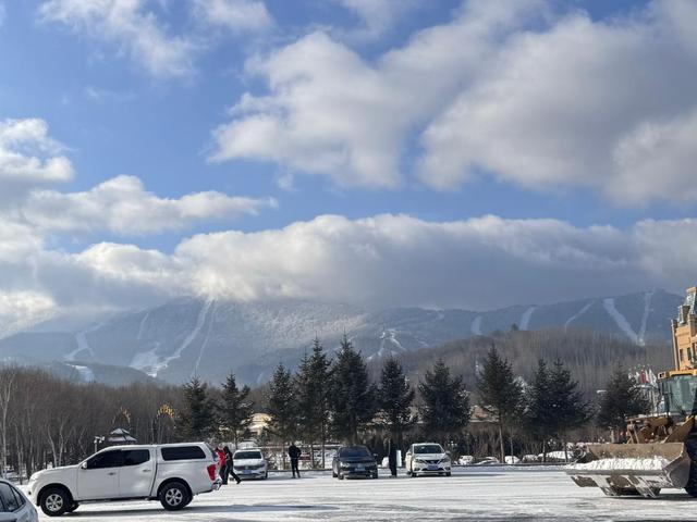 火车上的北国风光丨“雪国列车”开进滑雪场