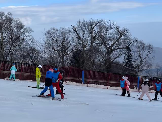 火车上的北国风光｜“雪国列车”开进滑雪场
