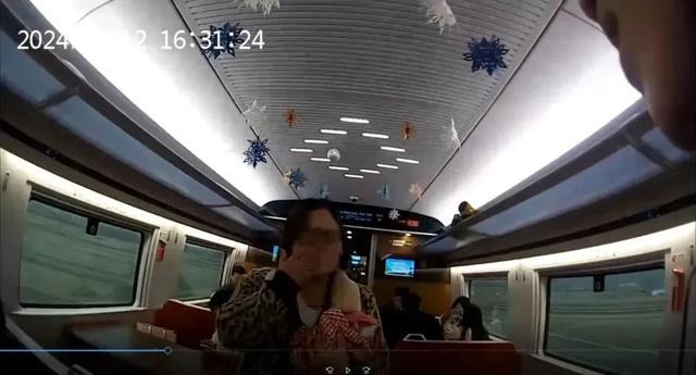 列车上，突然传来哭声，女子从包中拿出根断指……