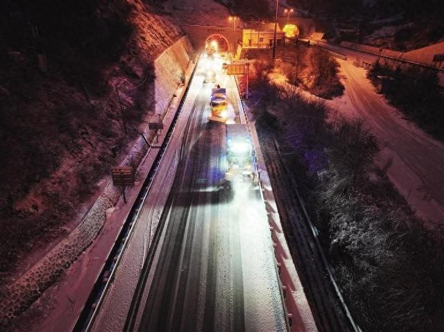 以雪为令 闻雪而动：多部门开展除雪作业确保公路铁路安全畅通