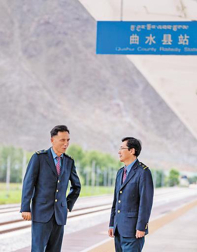 拉日铁路曲水县站值守人员守护列车行驶安全——两个人，一座小站，海拔3568米