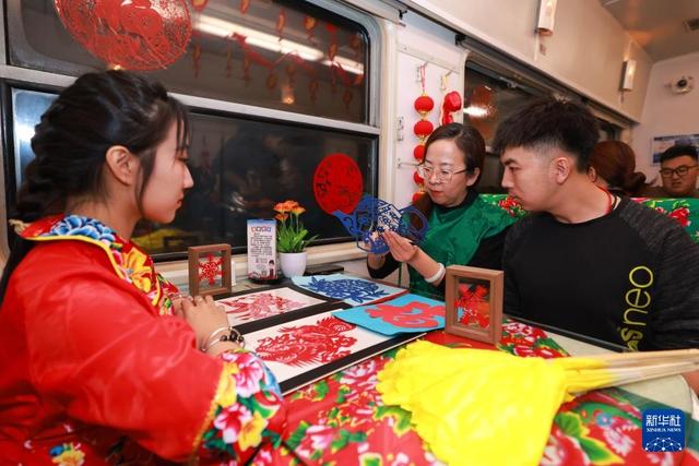 黑龙江：今冬首趟东北民俗文化主题列车启程