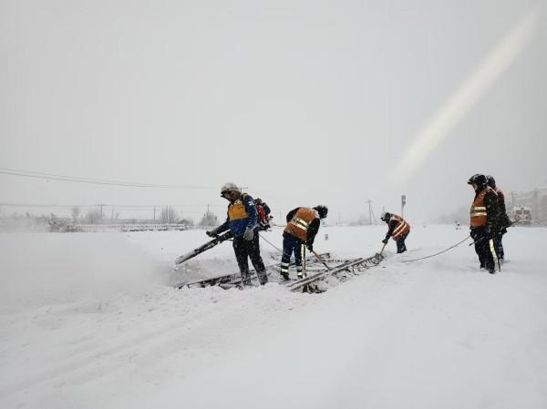 哈铁全力应对暴雪天气 保障铁路安全畅通