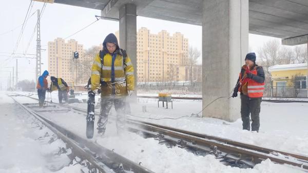 哈铁全力应对暴雪天气 保障铁路安全畅通