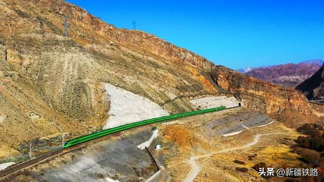 “复兴号”直达！我在大美新疆等你来
