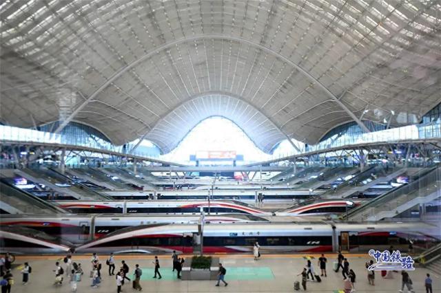 11座站台停满了！网友：被一排复兴号硬控！