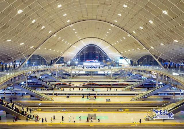 11座站台停满了！网友：被一排复兴号硬控！