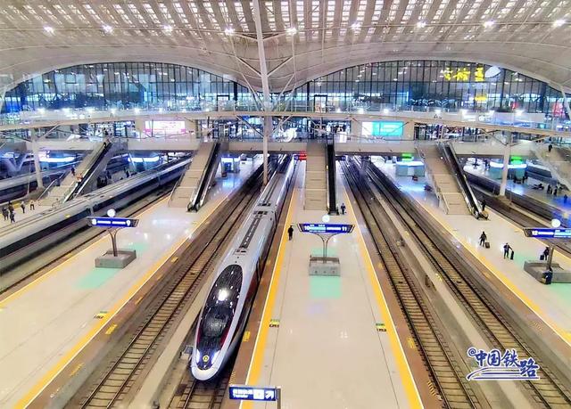 11座站台停满了！网友：被一排复兴号硬控！