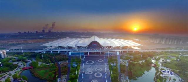 11座站台停满了！网友：被一排复兴号硬控！