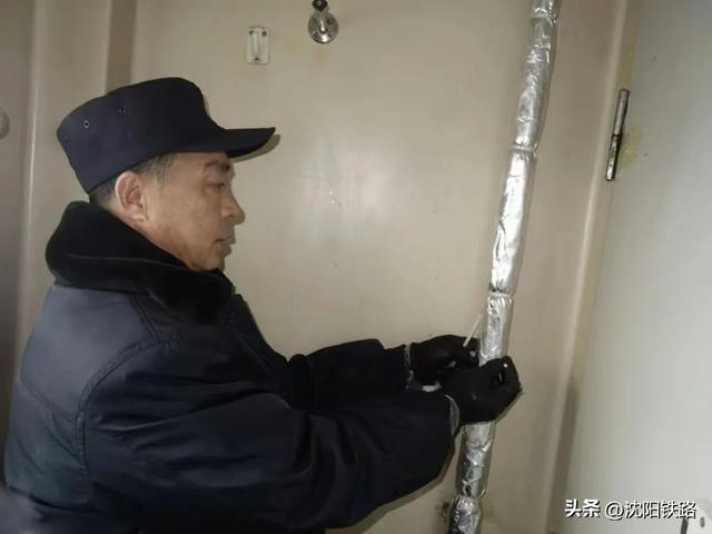 初雪来了，列车也要“穿冬衣”！