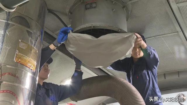 初雪来了，列车也要“穿冬衣”！