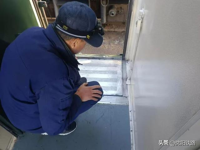 初雪来了，列车也要“穿冬衣”！