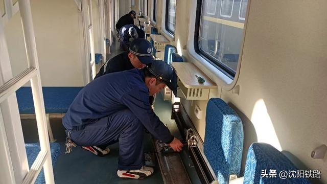 初雪来了，列车也要“穿冬衣”！