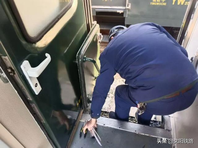 初雪来了，列车也要“穿冬衣”！