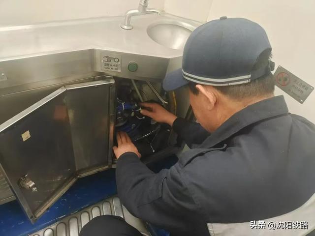 初雪来了，列车也要“穿冬衣”！