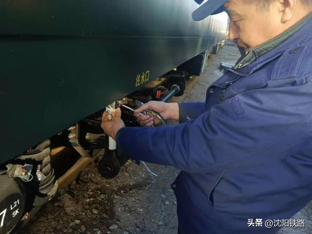 初雪来了，列车也要“穿冬衣”！
