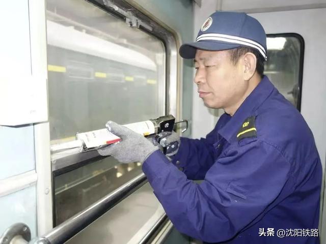 初雪来了，列车也要“穿冬衣”！