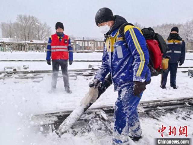 哈铁全力迎战暴雪保障铁路安全畅通