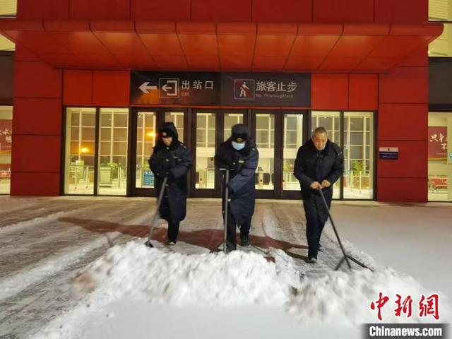 哈铁全力迎战暴雪保障铁路安全畅通