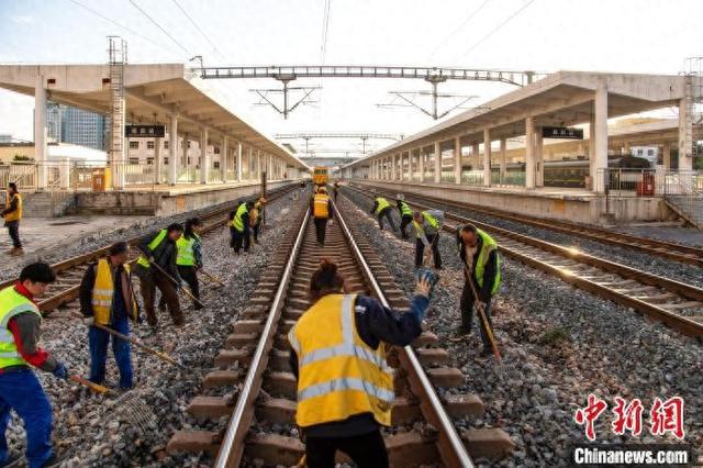 寒潮来袭 铁路职工筑牢冬运电煤保供运输通道