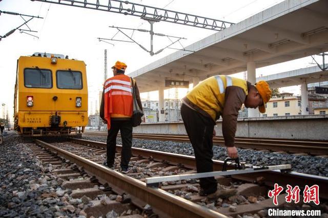 寒潮来袭 铁路职工筑牢冬运电煤保供运输通道