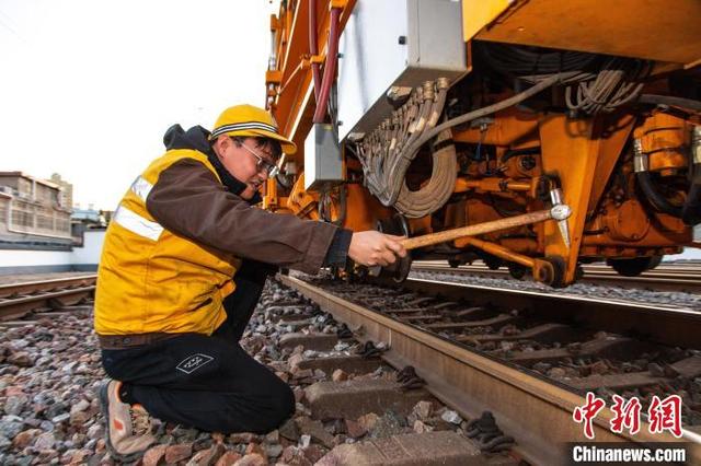 寒潮来袭 铁路职工筑牢冬运电煤保供运输通道