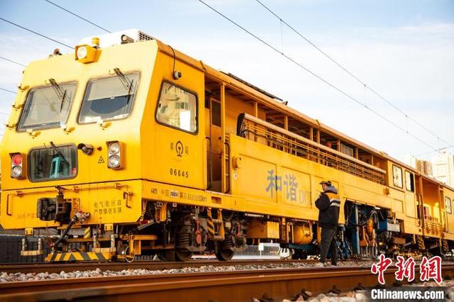 寒潮来袭 铁路职工筑牢冬运电煤保供运输通道