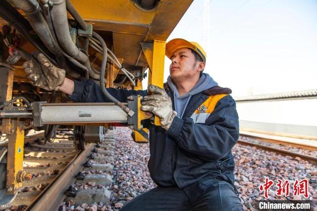 寒潮来袭 铁路职工筑牢冬运电煤保供运输通道
