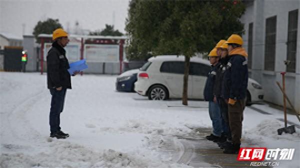 现场直击！铁路人战风雪，全面排查保障铁路供电安全