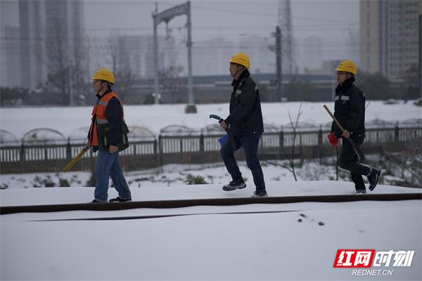 现场直击！铁路人战风雪，全面排查保障铁路供电安全