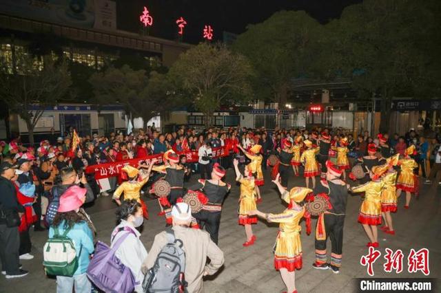 745名河南“花木兰”邂逅广西“刘三姐” 戏曲特色旅游专列抵达南宁