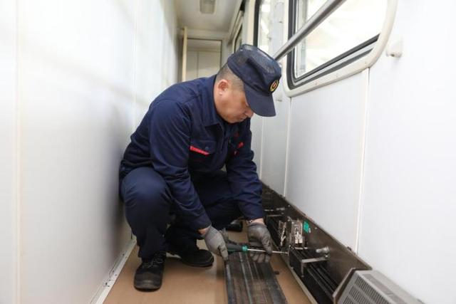 风雪来袭，“雪国列车”伴您温暖前行……